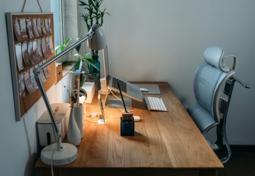 Przestrzeń pracy w domowym zaciszu: ergonomia i inspiracja dla produktywnego środowiska