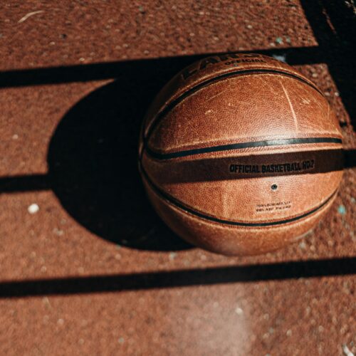 Na co zwrócić uwagę przy zakupie przenośnego kosza do koszykówki i czym go napełnić: wodą czy piaskiem?